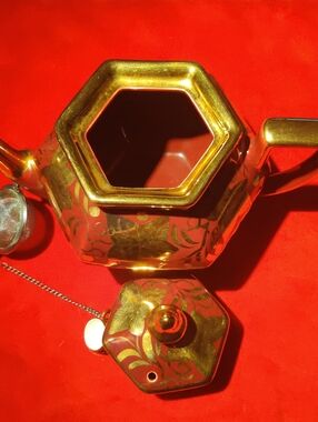 Vintage 60’s Arthur Wood 5 Cup Teapot-Maroon w/Heavy Gilding KopIvy Leaf Pattern